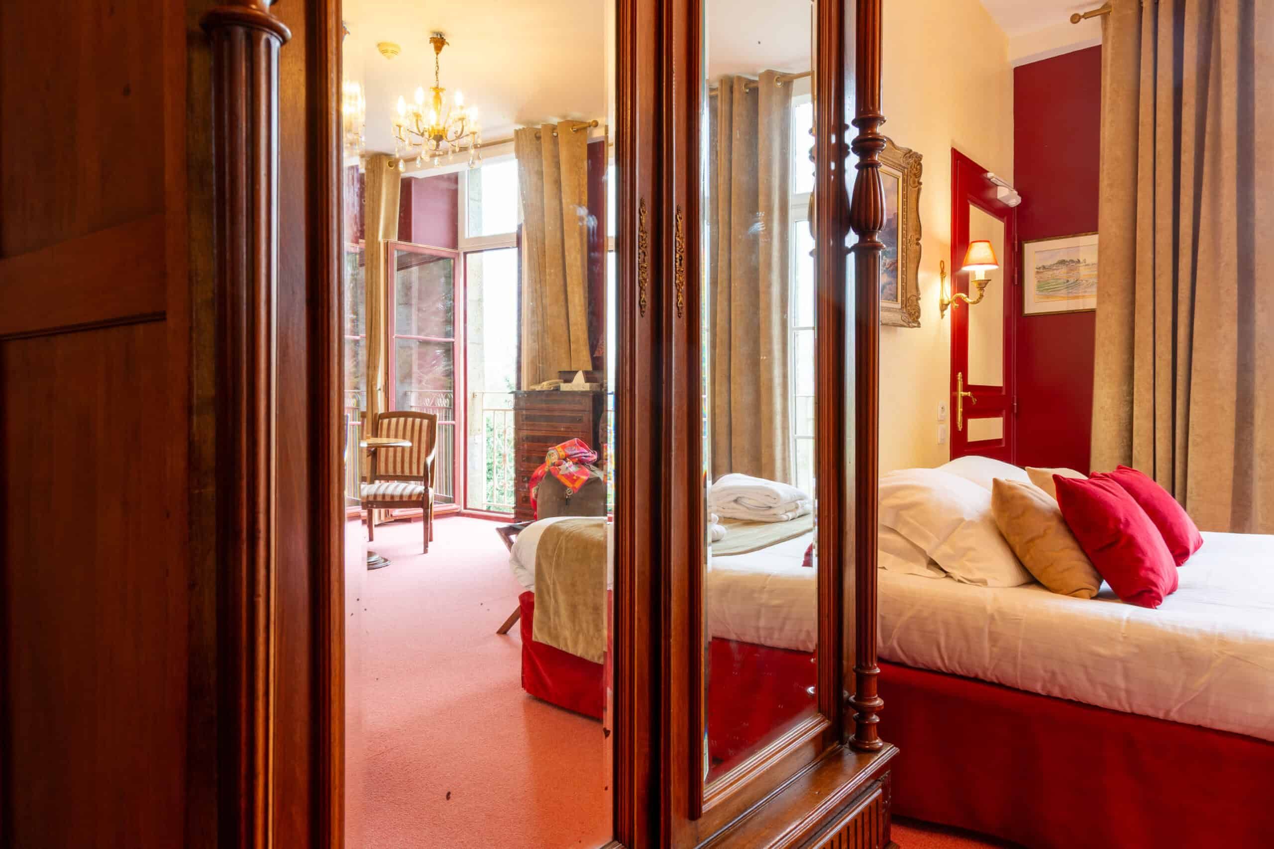 Salle de bain fuchsia encadrement