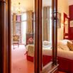 Salle de bain fuchsia encadrement