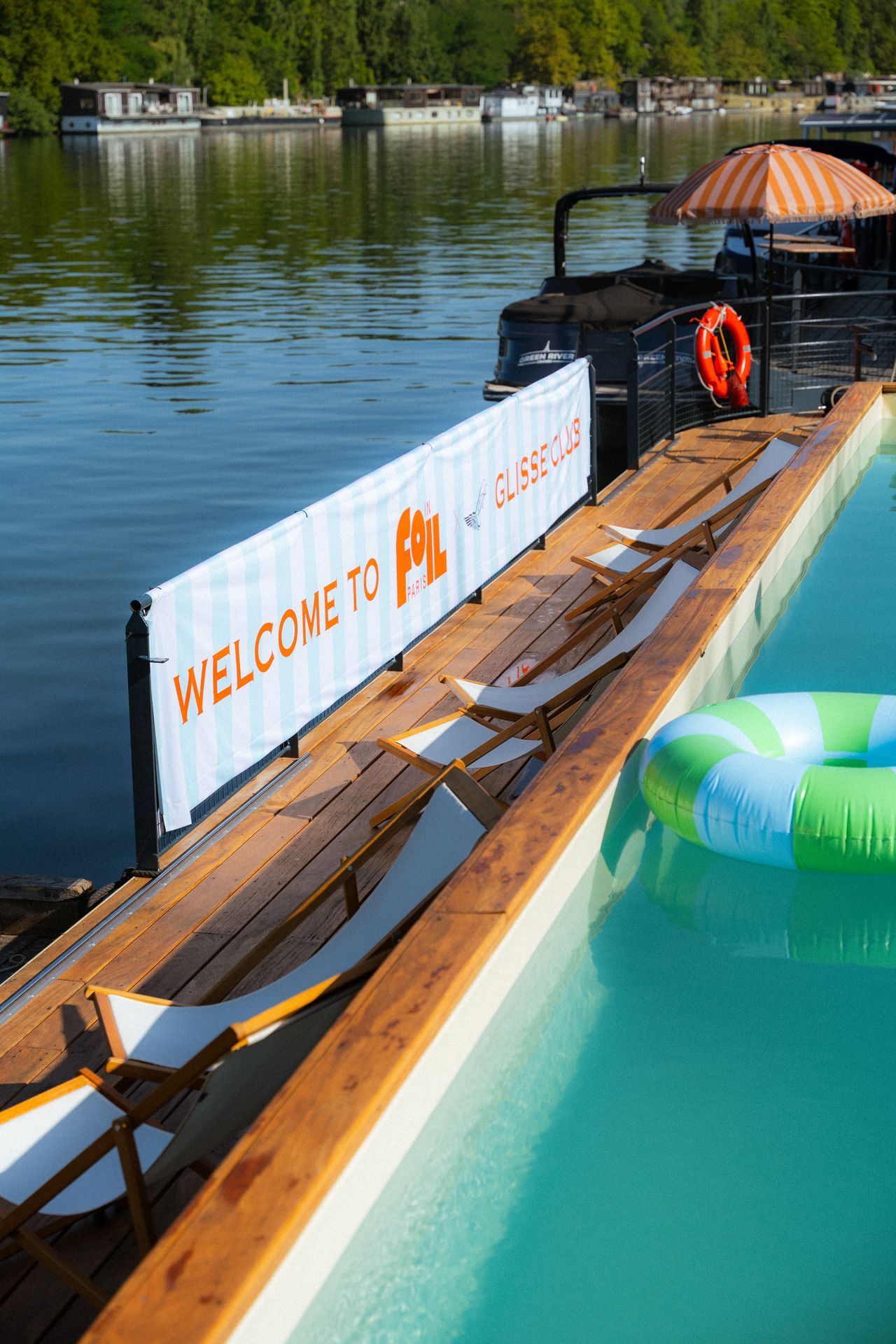 Ponton flottant avec transats et bouée verte