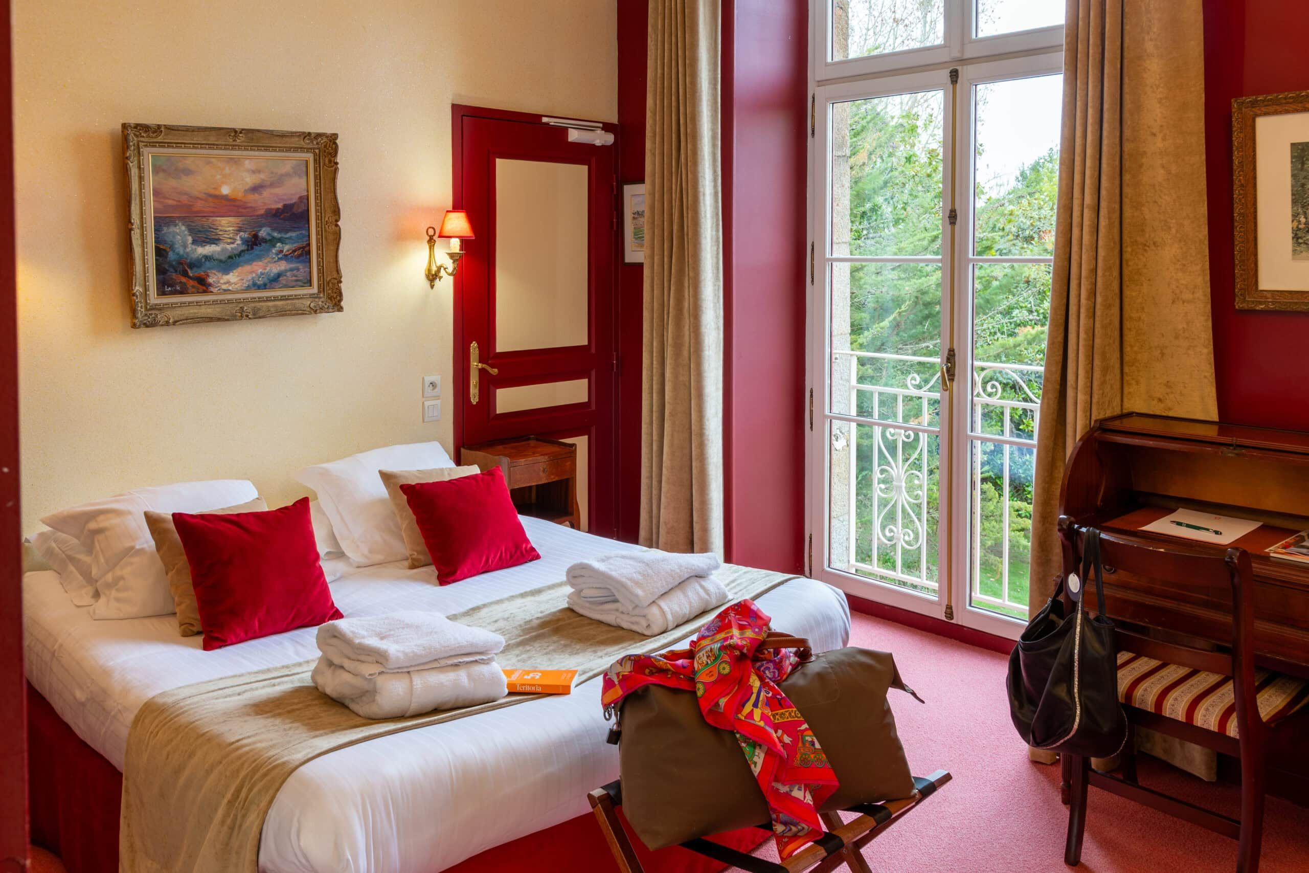 Chambre double rouge cheminee