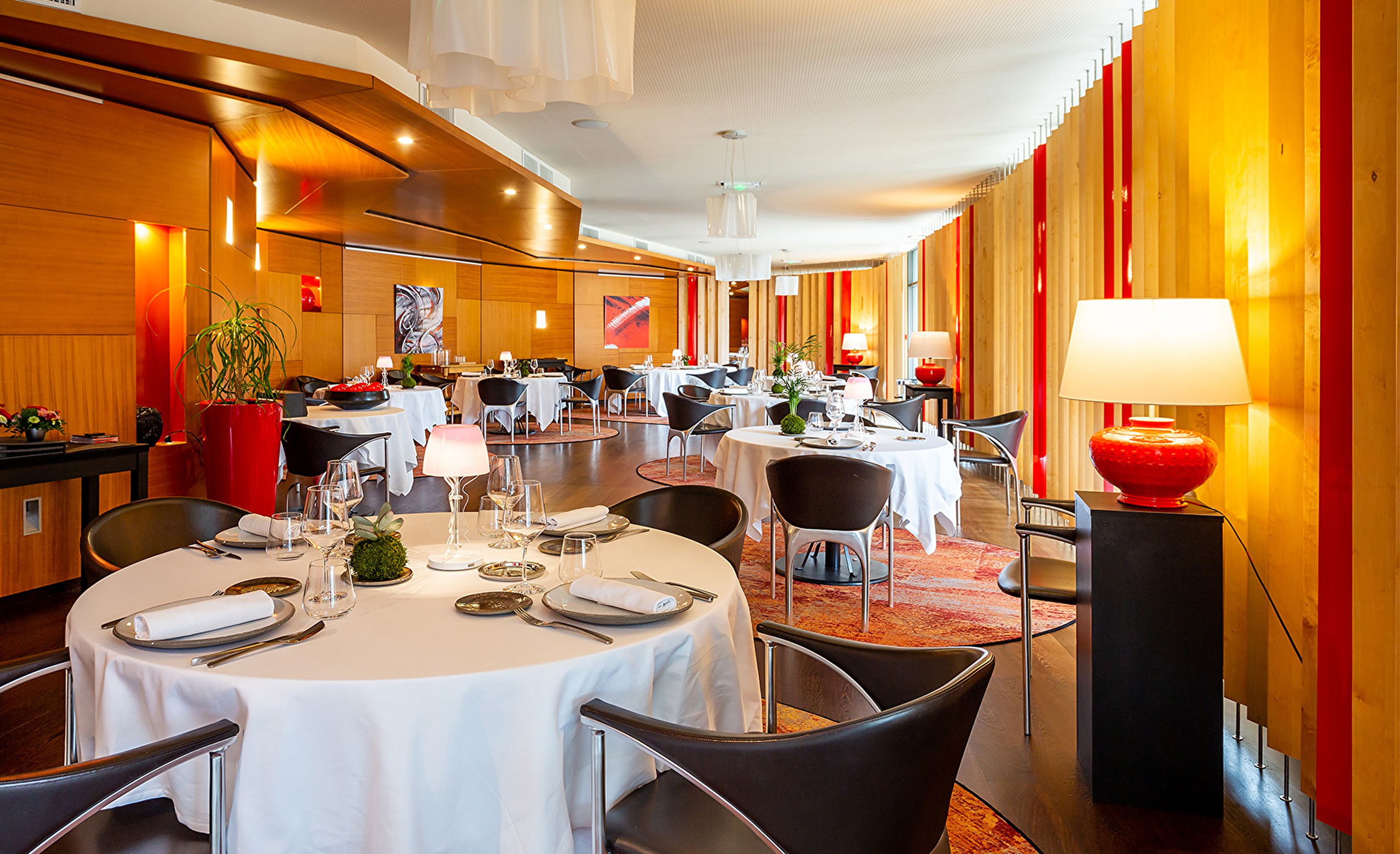 Restaurant gastronomique laque rouge