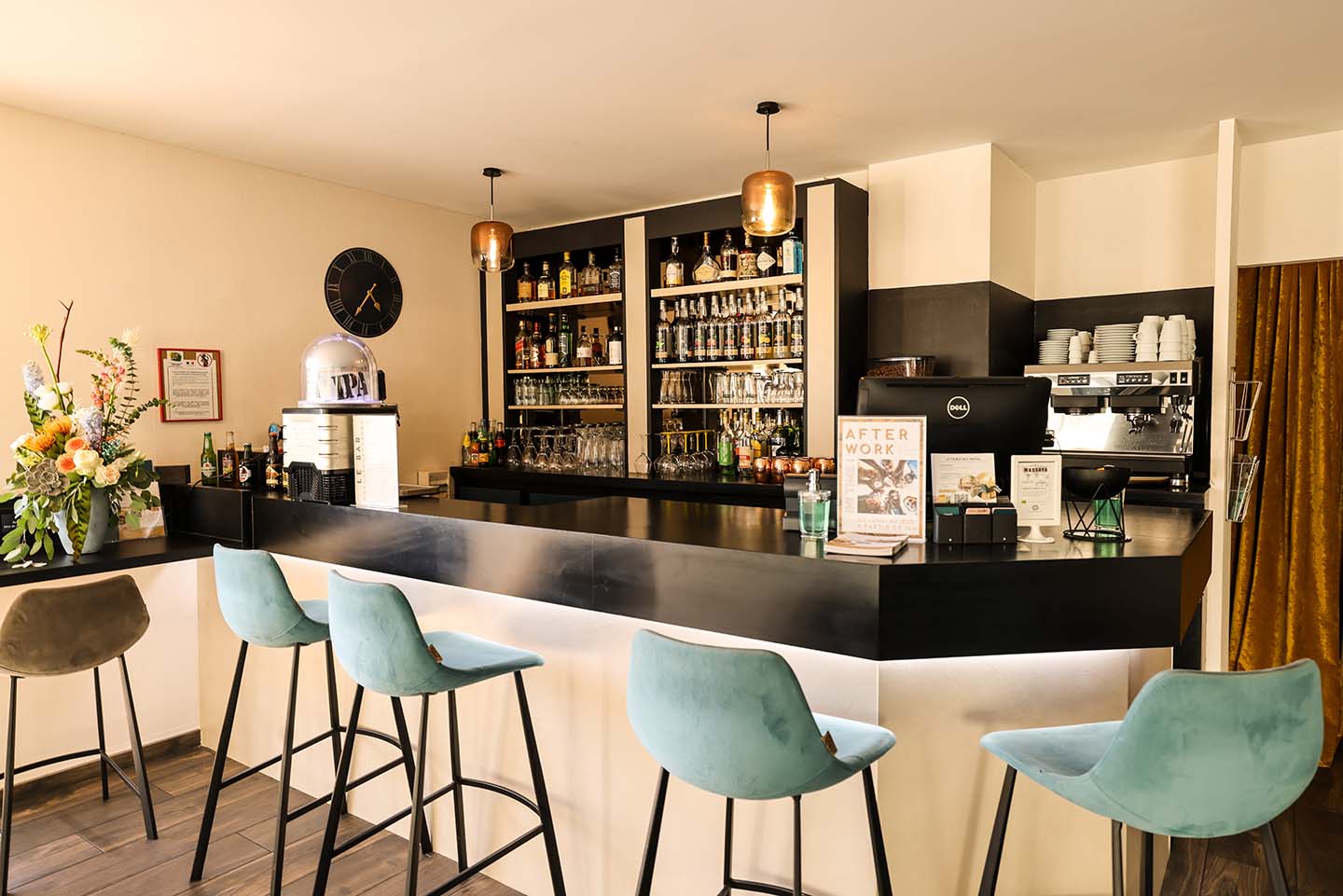 Bar lounge avec tabourets bleus et étagères de spiritueux
