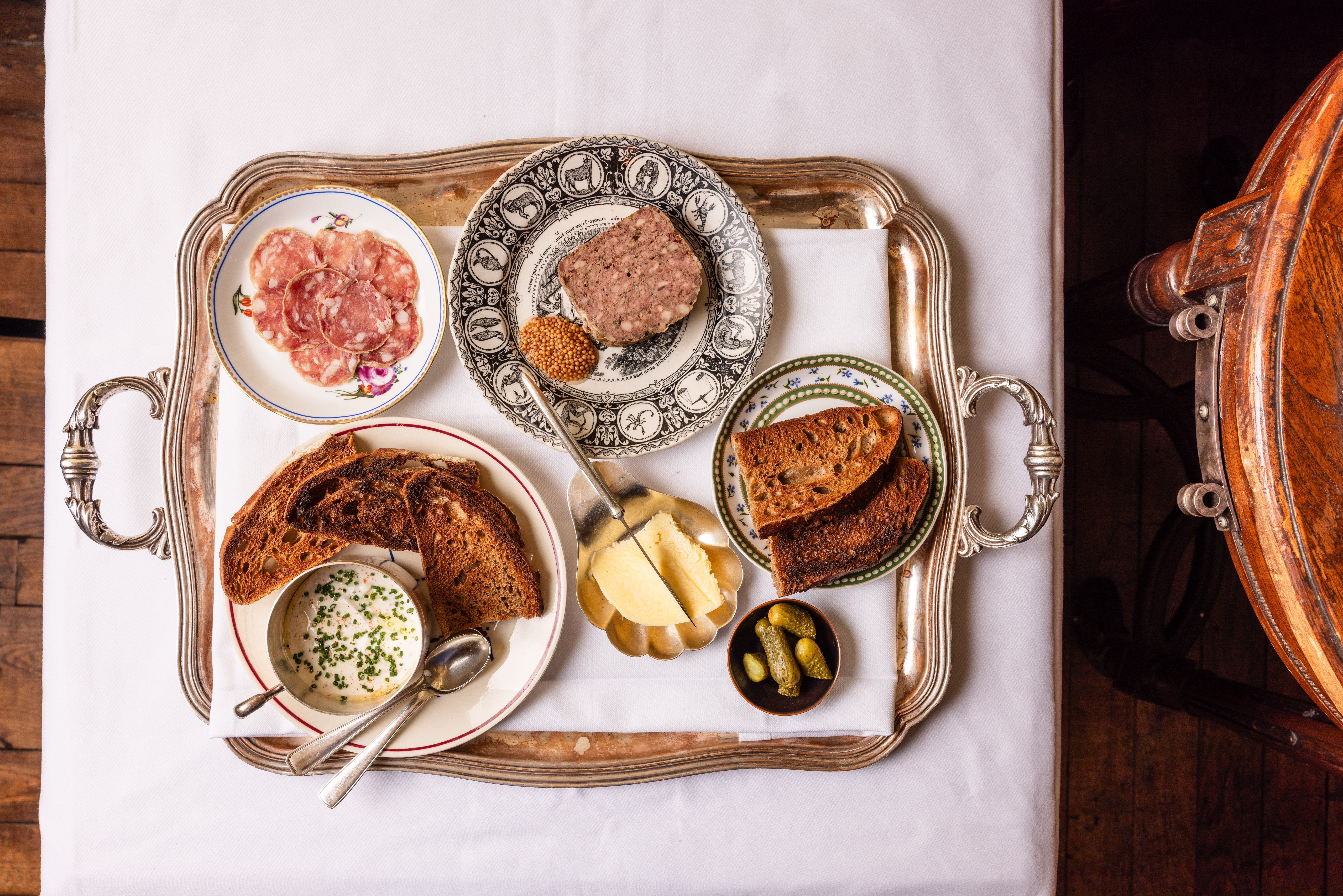 Plateau de charcuterie pâté et pain grillé