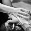 Application d'huile parfumée sur poignet, ambiance feutrée