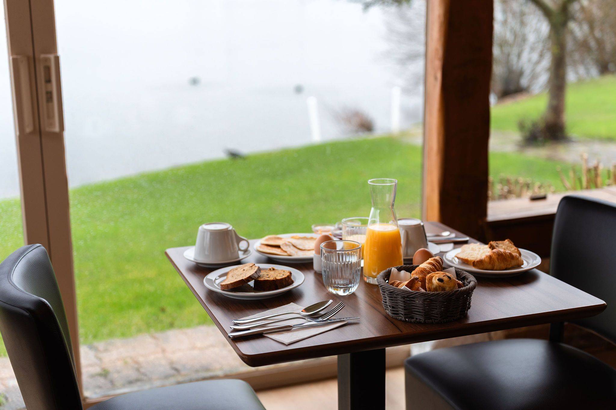 Petit dejeuner table vue lac