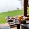 Petit dejeuner table vue lac