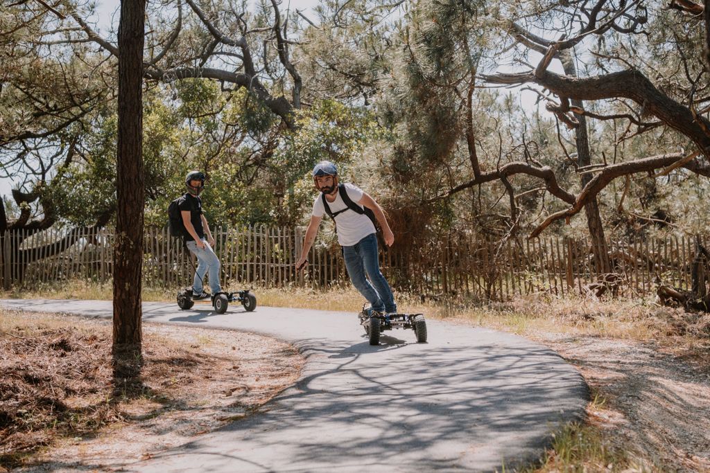 Riders en skate électrique tout-terrain en forêt