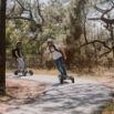Riders en skate électrique tout-terrain en forêt