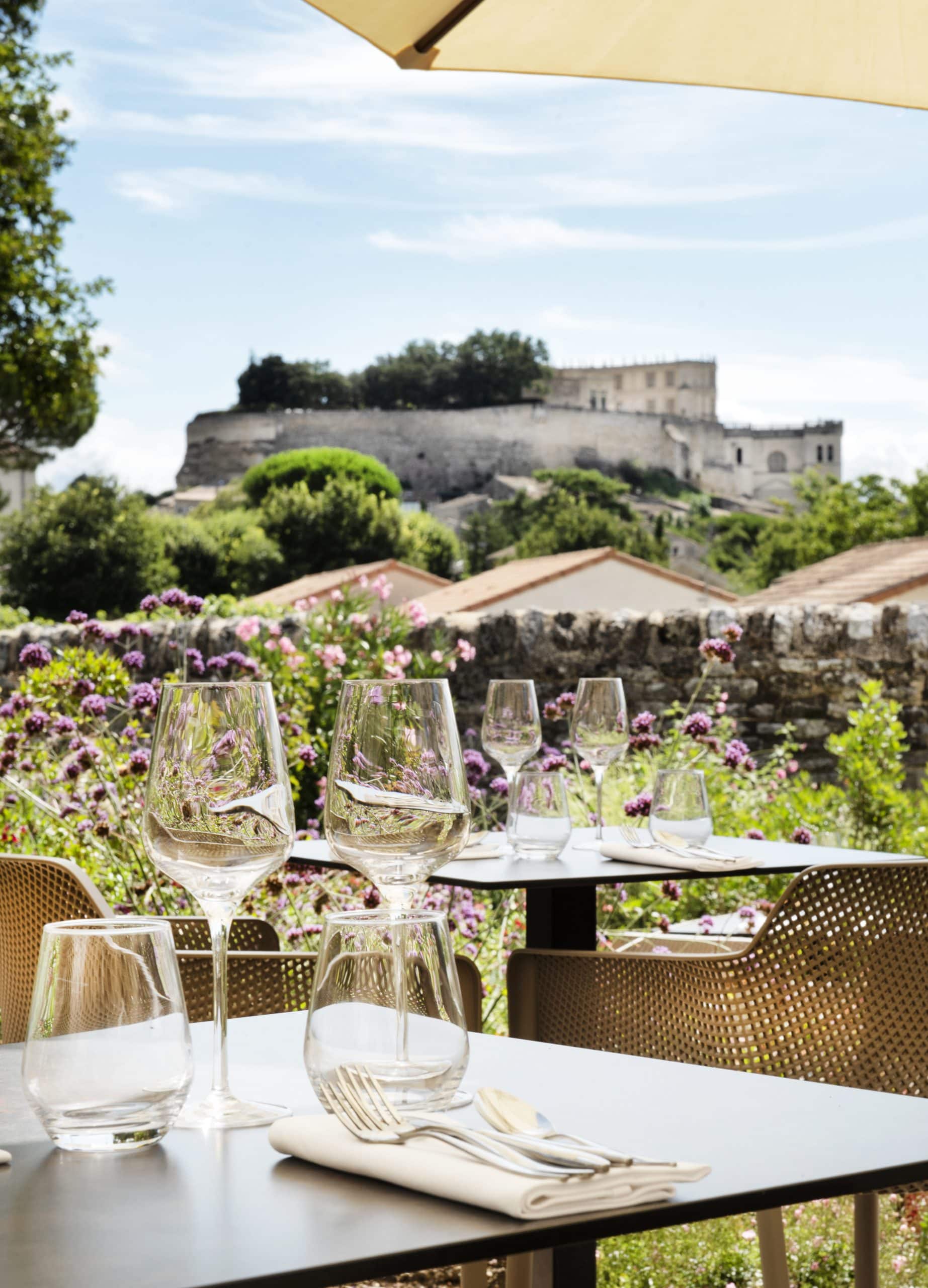 Restaurant terrasse vue chateau