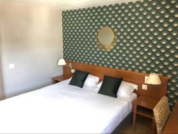 Chambre double papier peint vert
