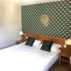 Chambre double papier peint vert