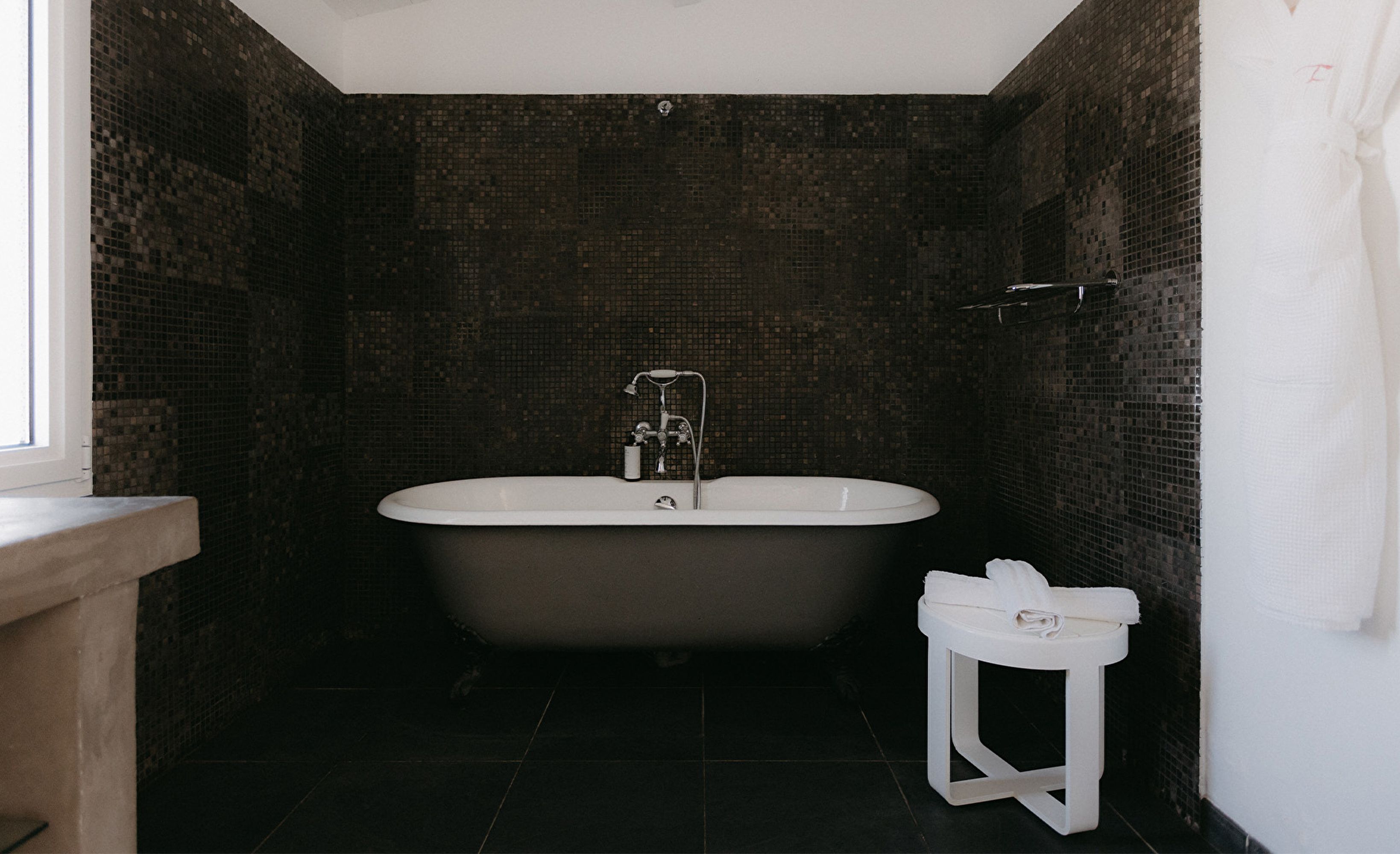Salle de bain mosaique noire