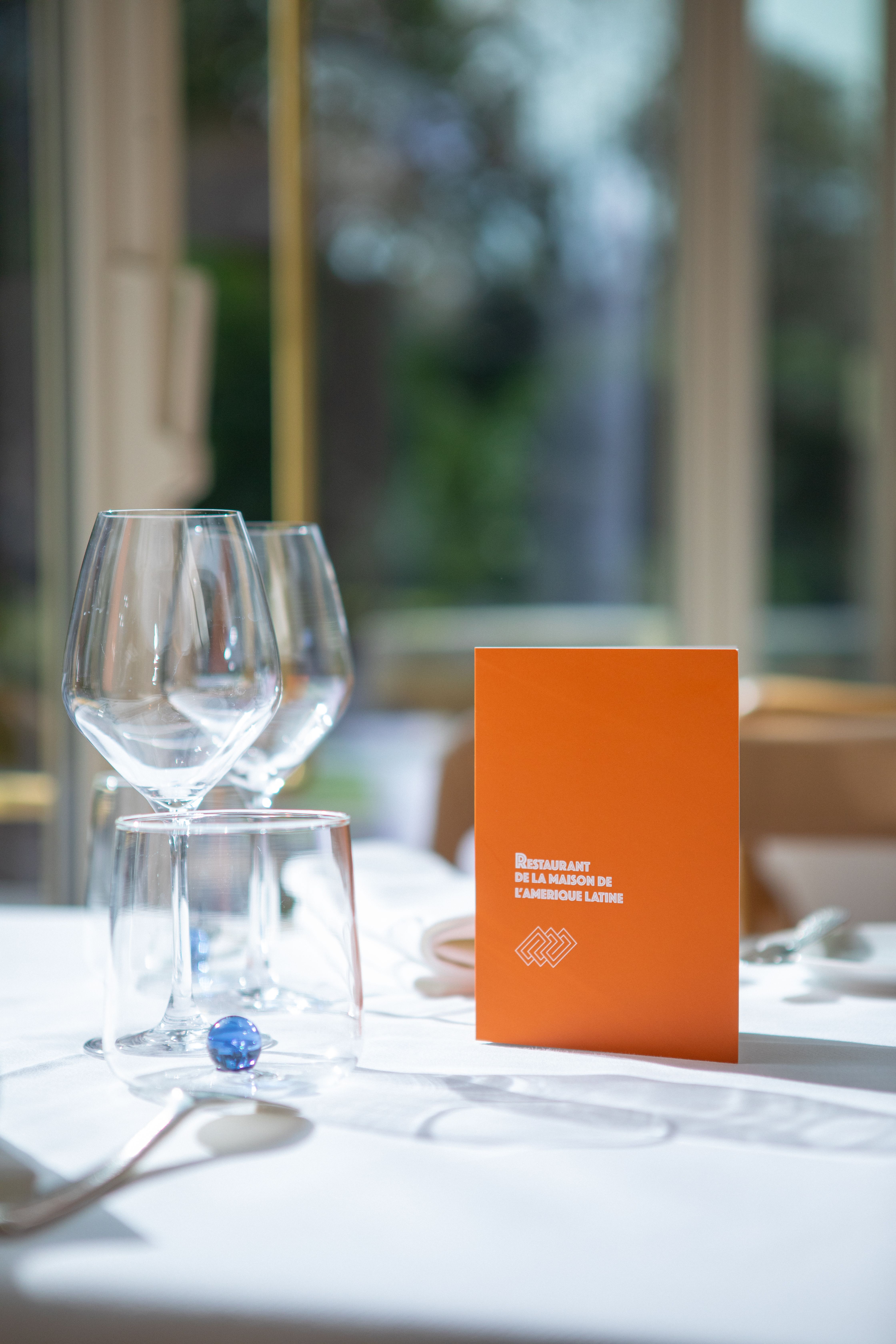 Carte orange dressée sur table nappée Maison Amérique latine