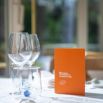 Carte orange dressée sur table nappée Maison Amérique latine