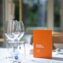 Carte orange dressée sur table nappée Maison Amérique latine