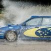 Subaru Impreza bleue en gerbe d'eau sur circuit