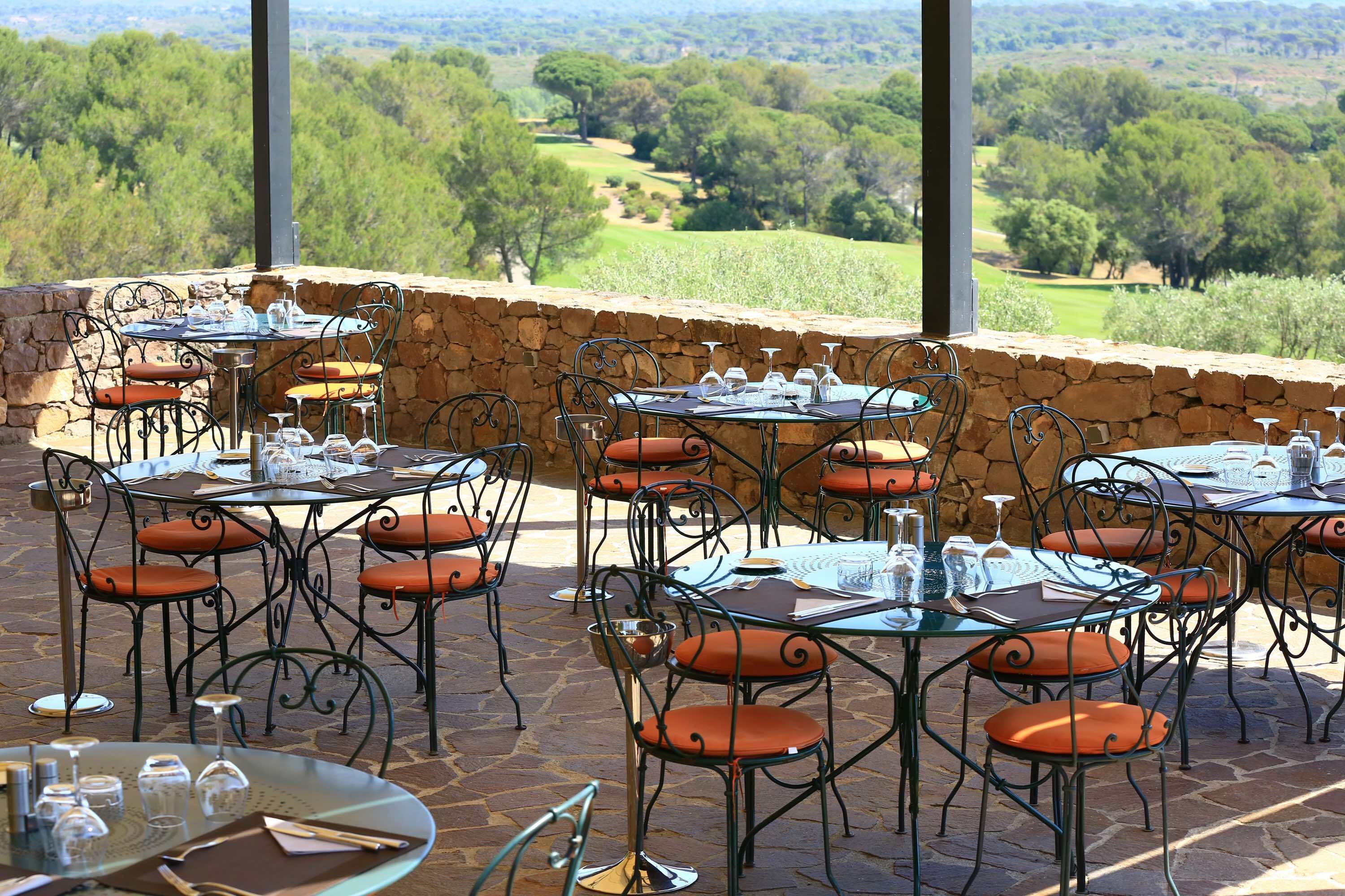 Terrasse restaurant vue golf