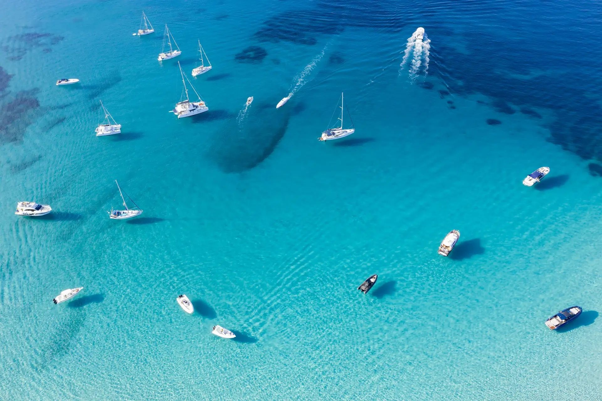 Vue aérienne voiliers sur lagon turquoise
