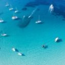 Vue aérienne voiliers sur lagon turquoise