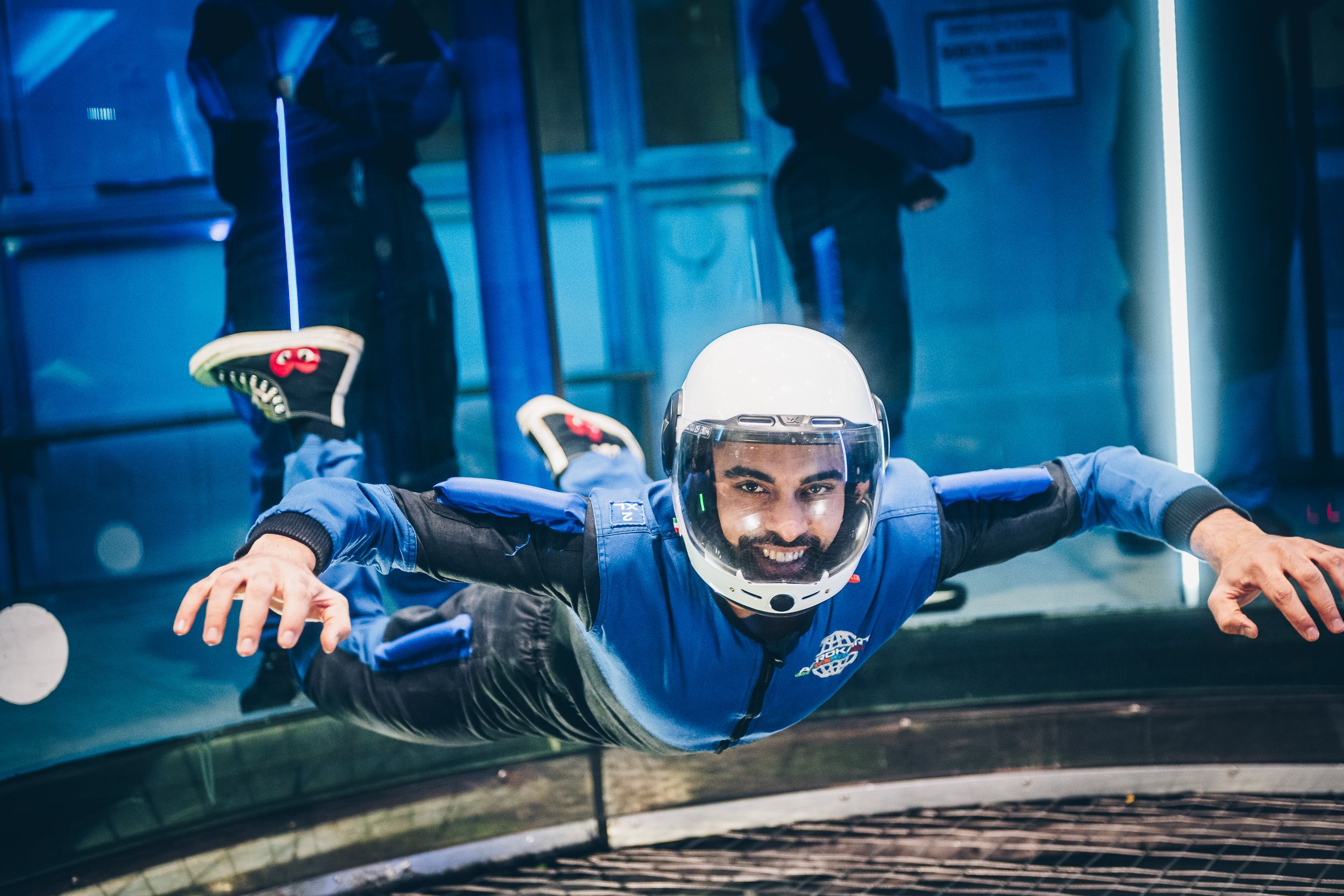 Pratiquant souriant en simulateur de chute libre