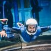 Pratiquant souriant en simulateur de chute libre