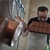Chocolatier mordant une grande tablette de chocolat
