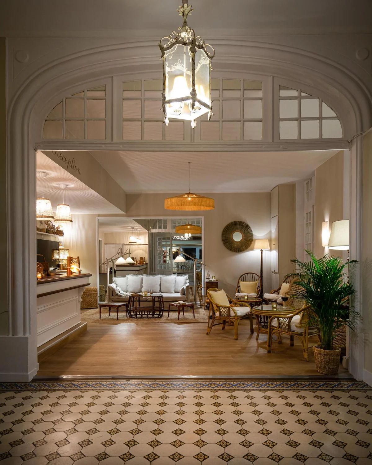 Hall d'hôtel rétro avec lustre et sol carrelé