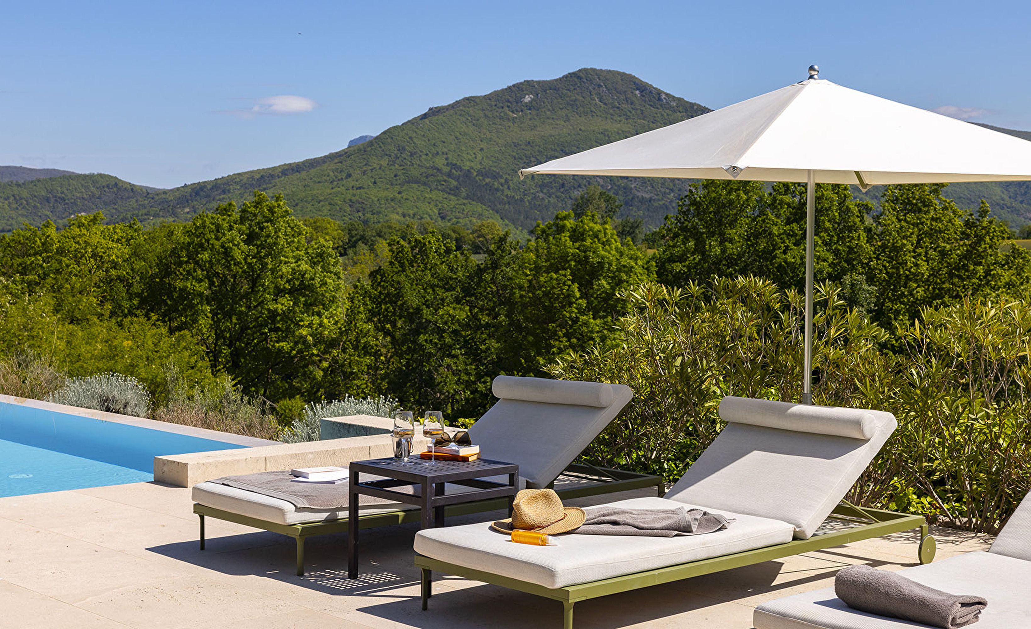 Transats piscine vue