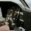 Cockpit d'hélicoptère en vol au-dessus du désert