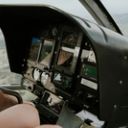 Cockpit d'hélicoptère en vol au-dessus du désert