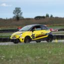 BMW Formula Kids sur circuit au coucher de soleil
