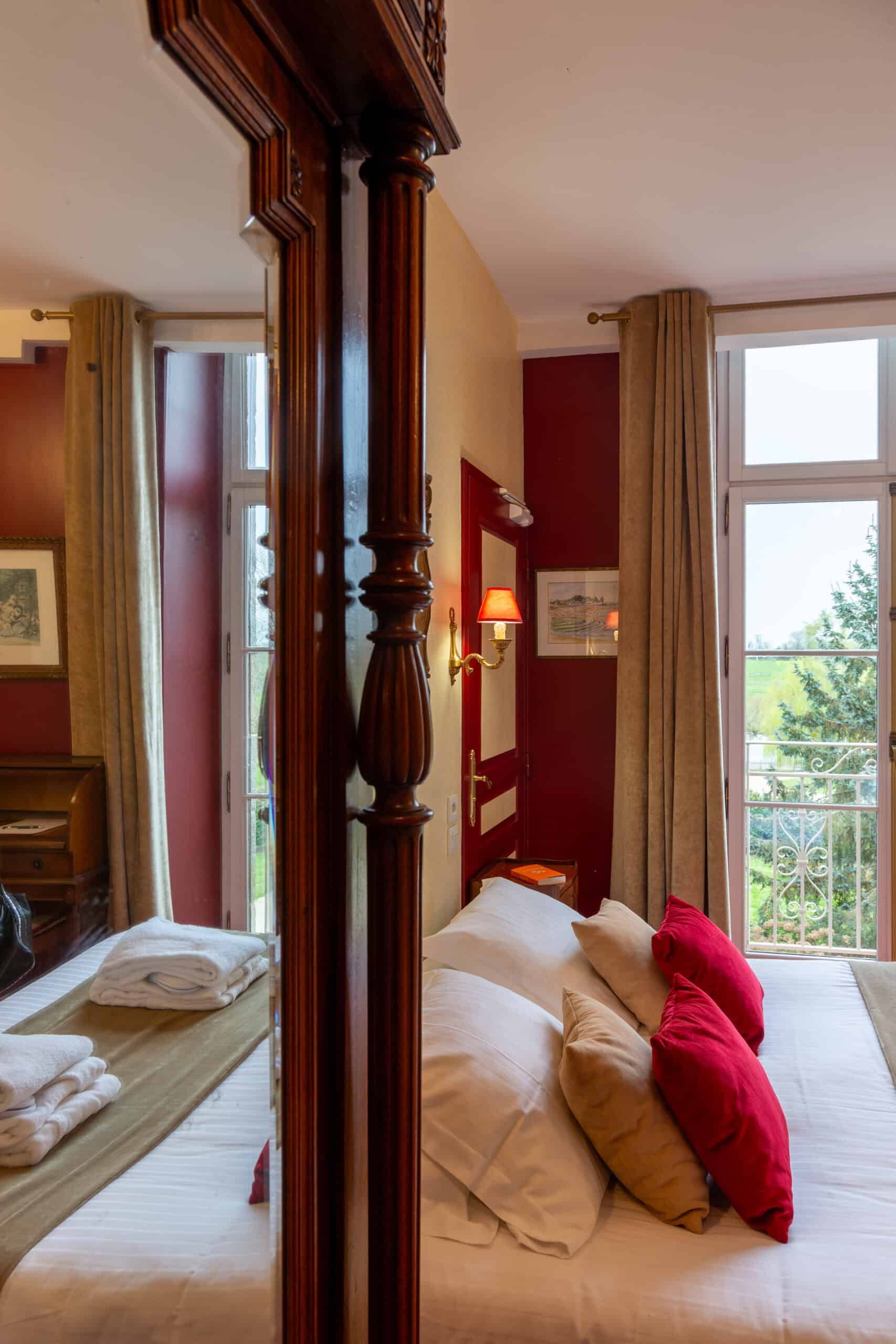 Chambre baldaquin vue parc