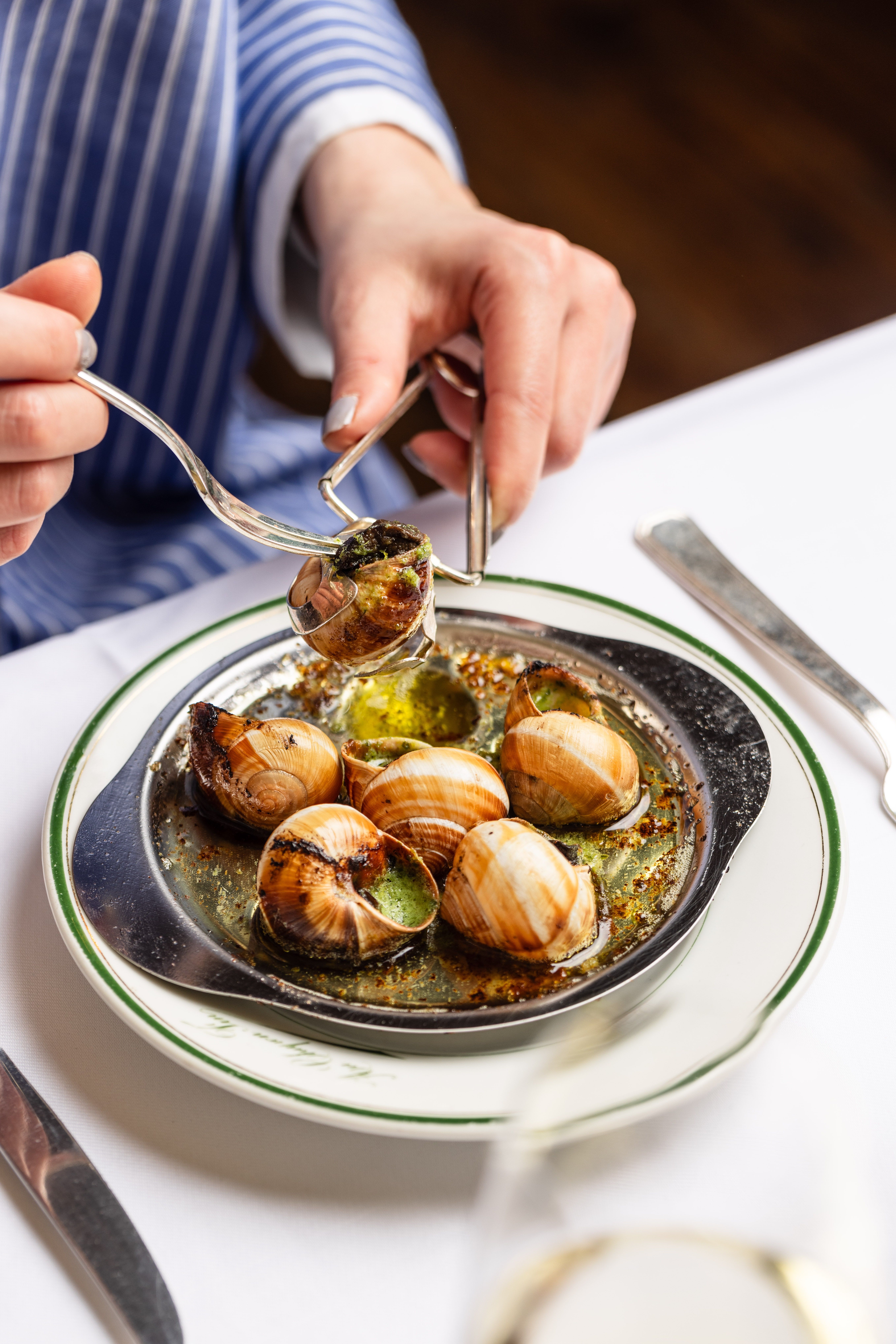 Escargots de Bourgogne servis avec pince argentée