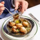 Escargots de Bourgogne servis avec pince argentée