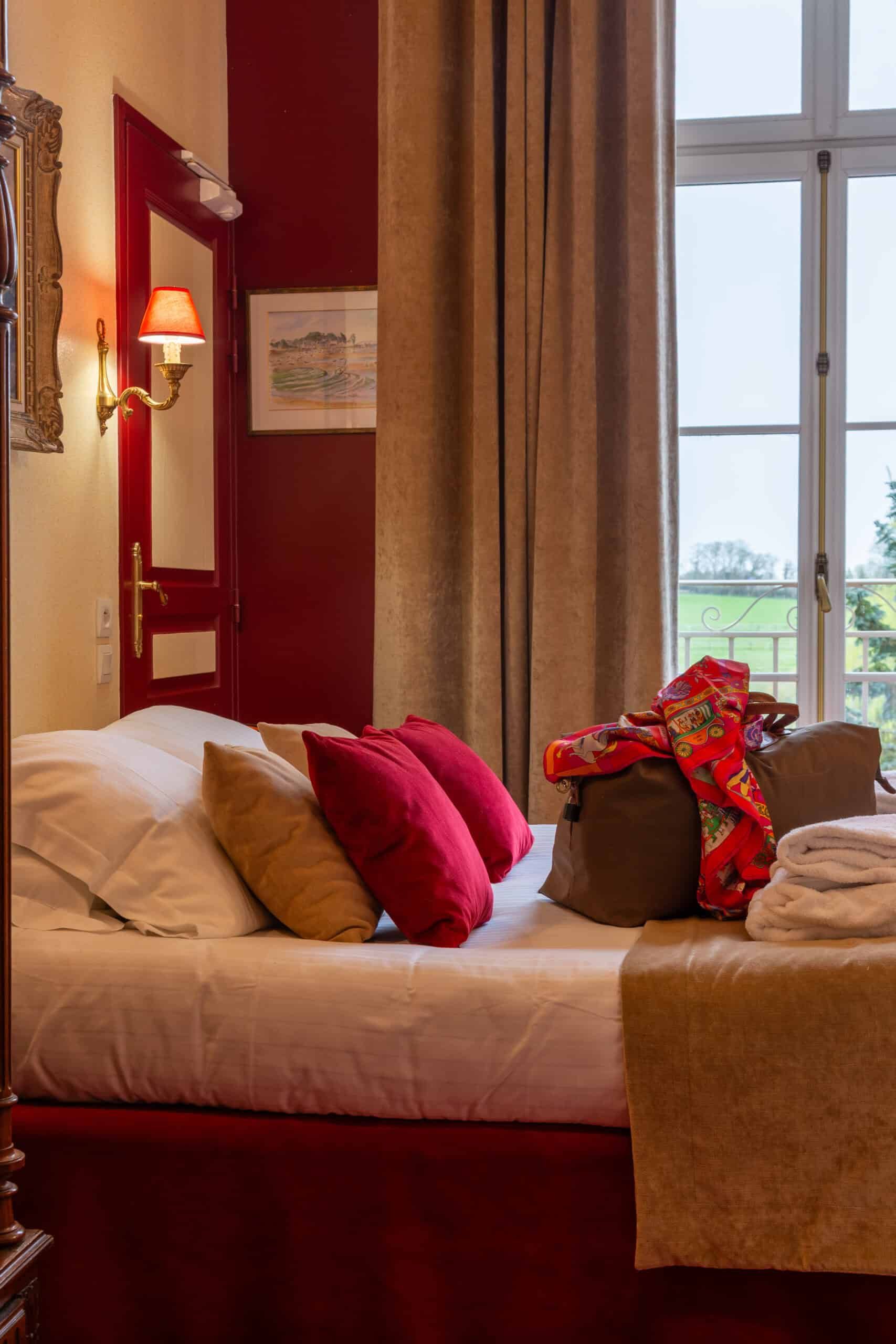 Chambre double rouge armoire