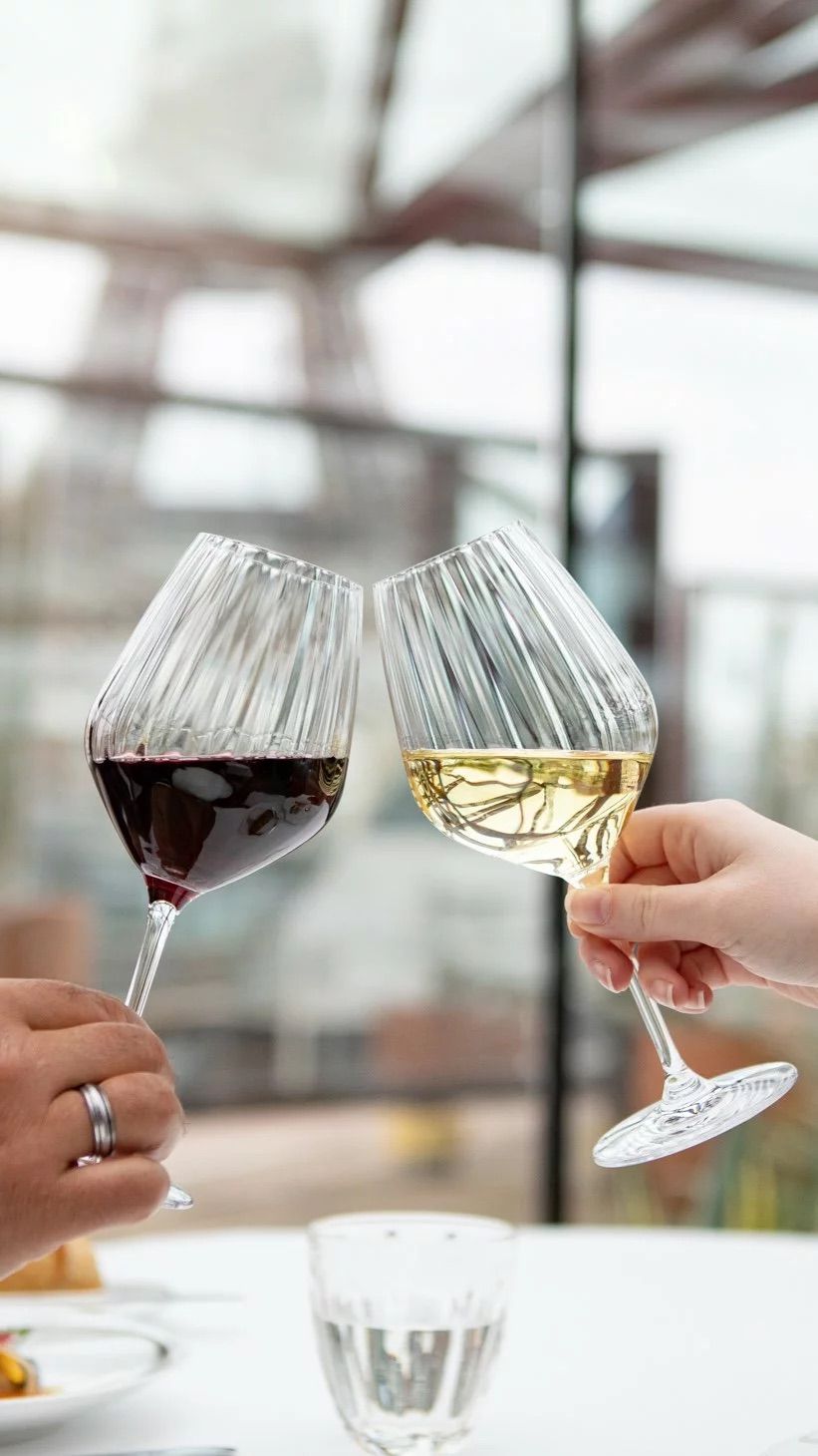 Verres de vin rouge et blanc au restaurant Les Ombres face à la Tour Eiffel