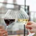 Verres de vin rouge et blanc au restaurant Les Ombres face à la Tour Eiffel