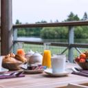 Petit dejeuner terrasse vue lac