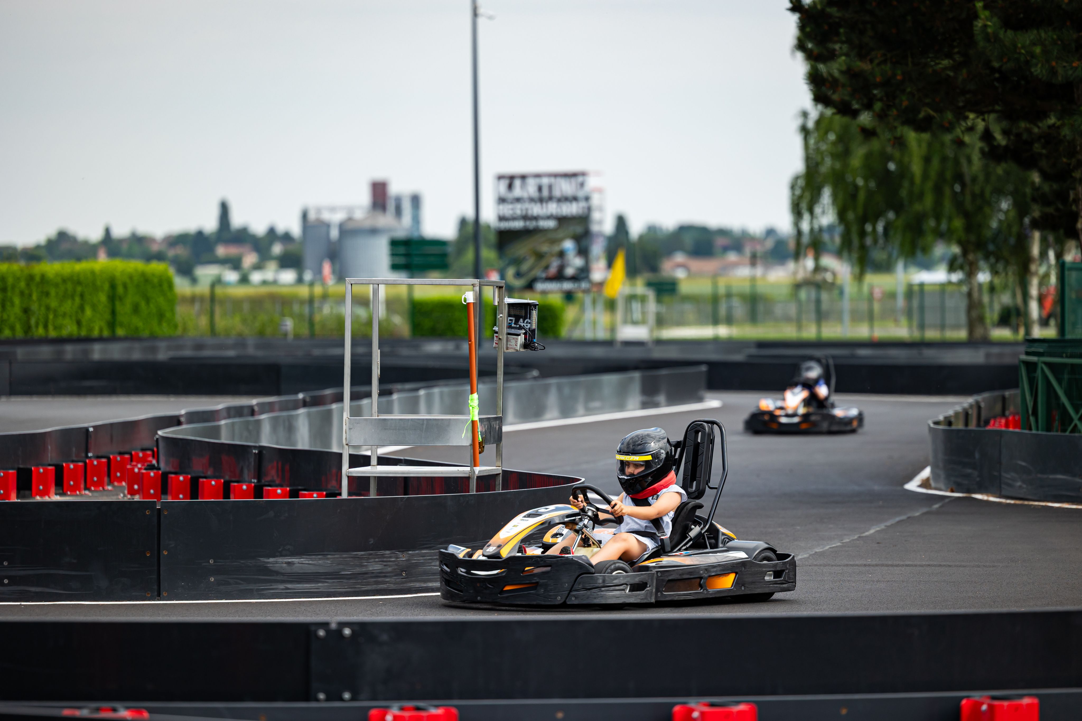 Karting enfant en virage sur piste extérieure