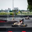 Karting enfant en virage sur piste extérieure