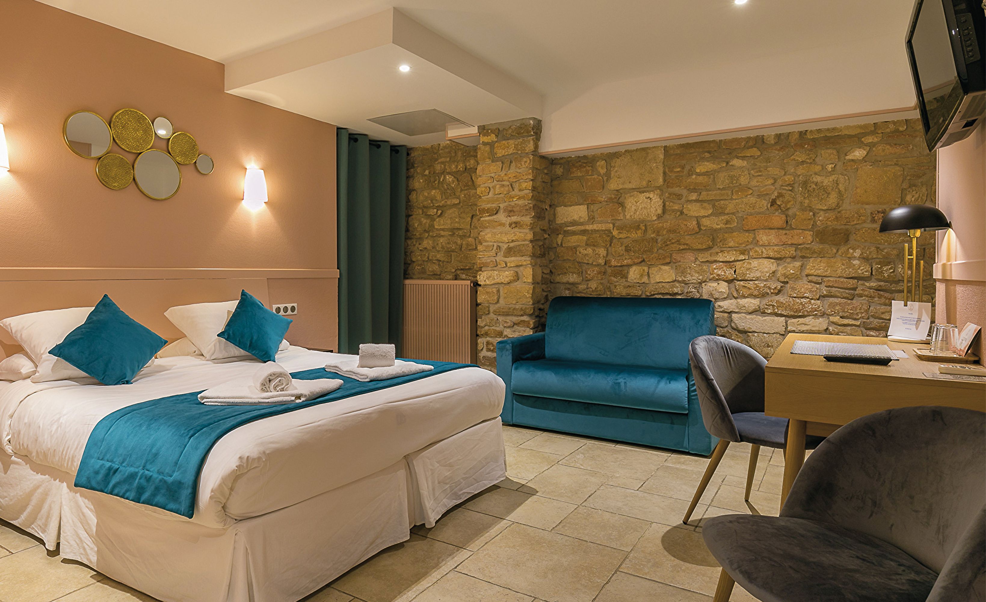 Chambre double mur pierre banquette bleu