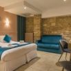 Chambre double mur pierre banquette bleu
