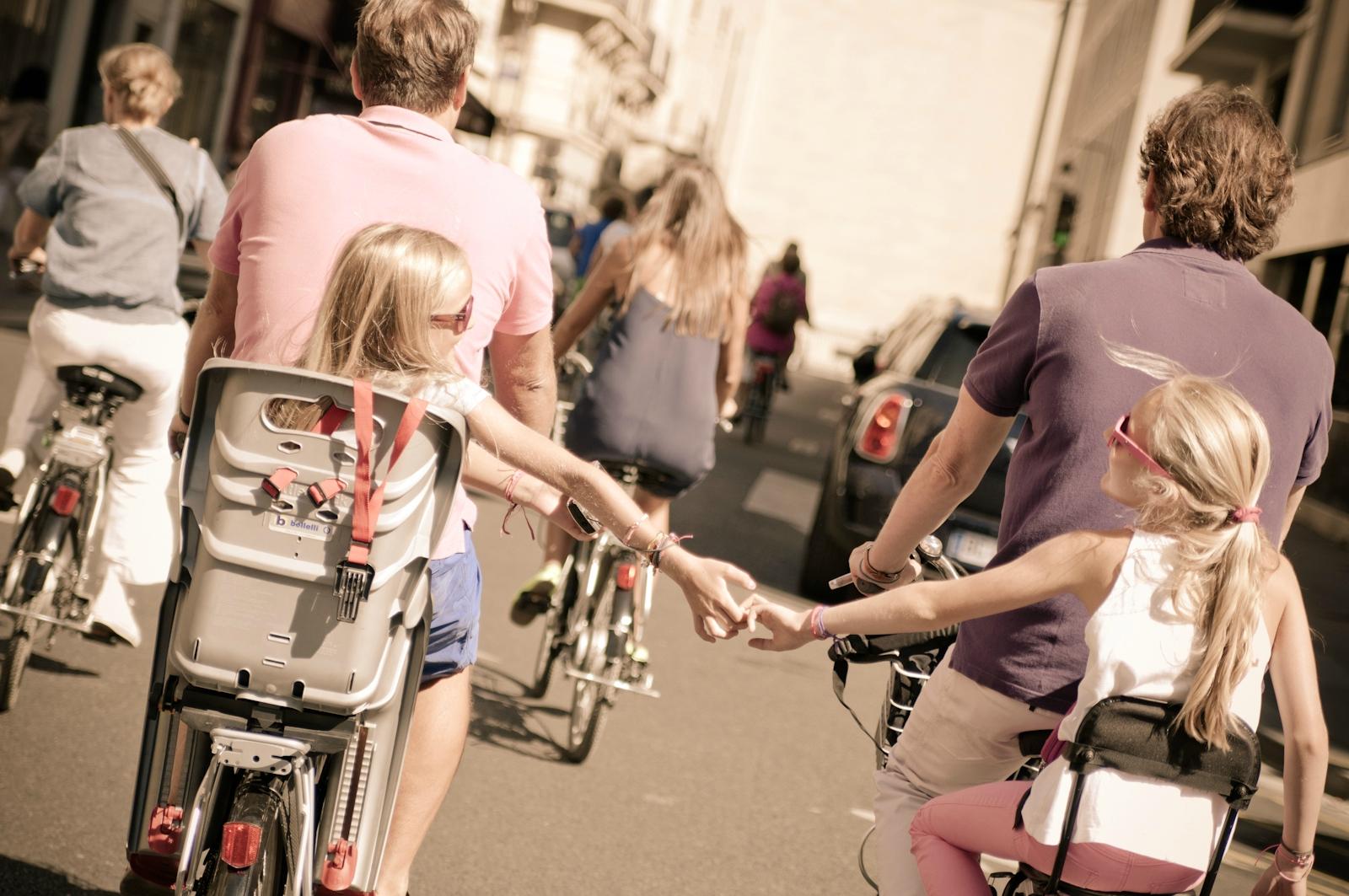 Famille à vélo dans une rue ensoleillée