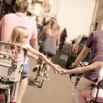 Famille à vélo dans une rue ensoleillée