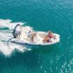 Bateau semi-rigide en navigation sur mer turquoise