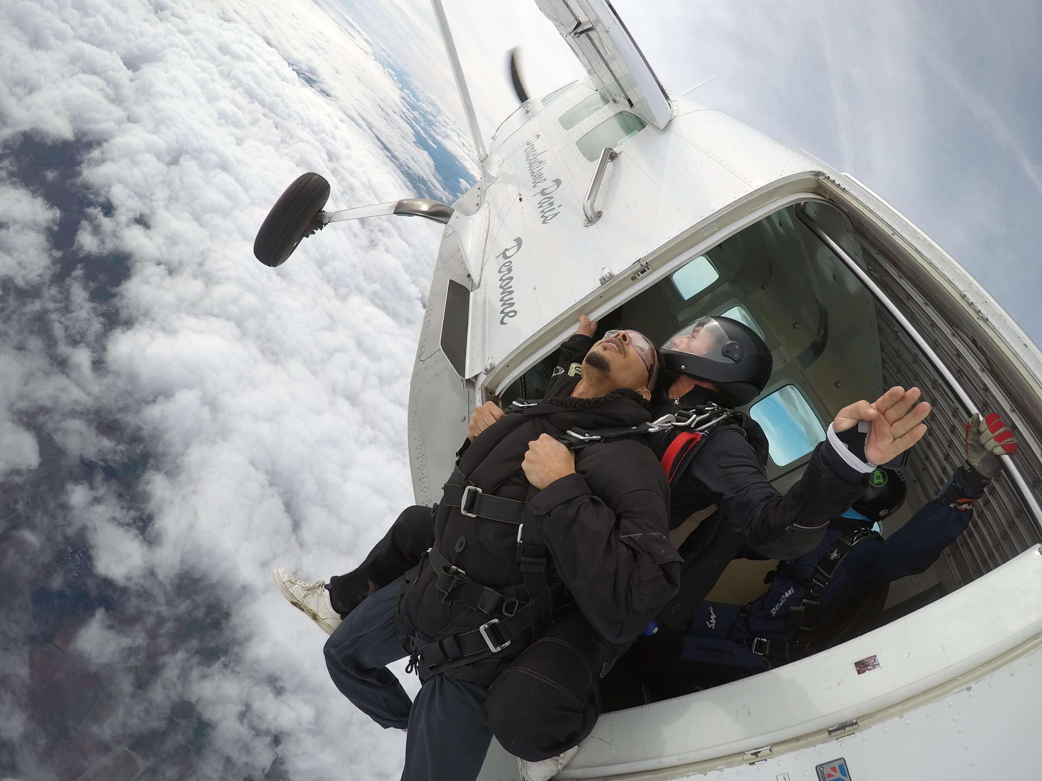 Saut en parachute tandem à la sortie de l'avion