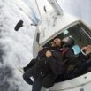 Saut en parachute tandem à la sortie de l'avion