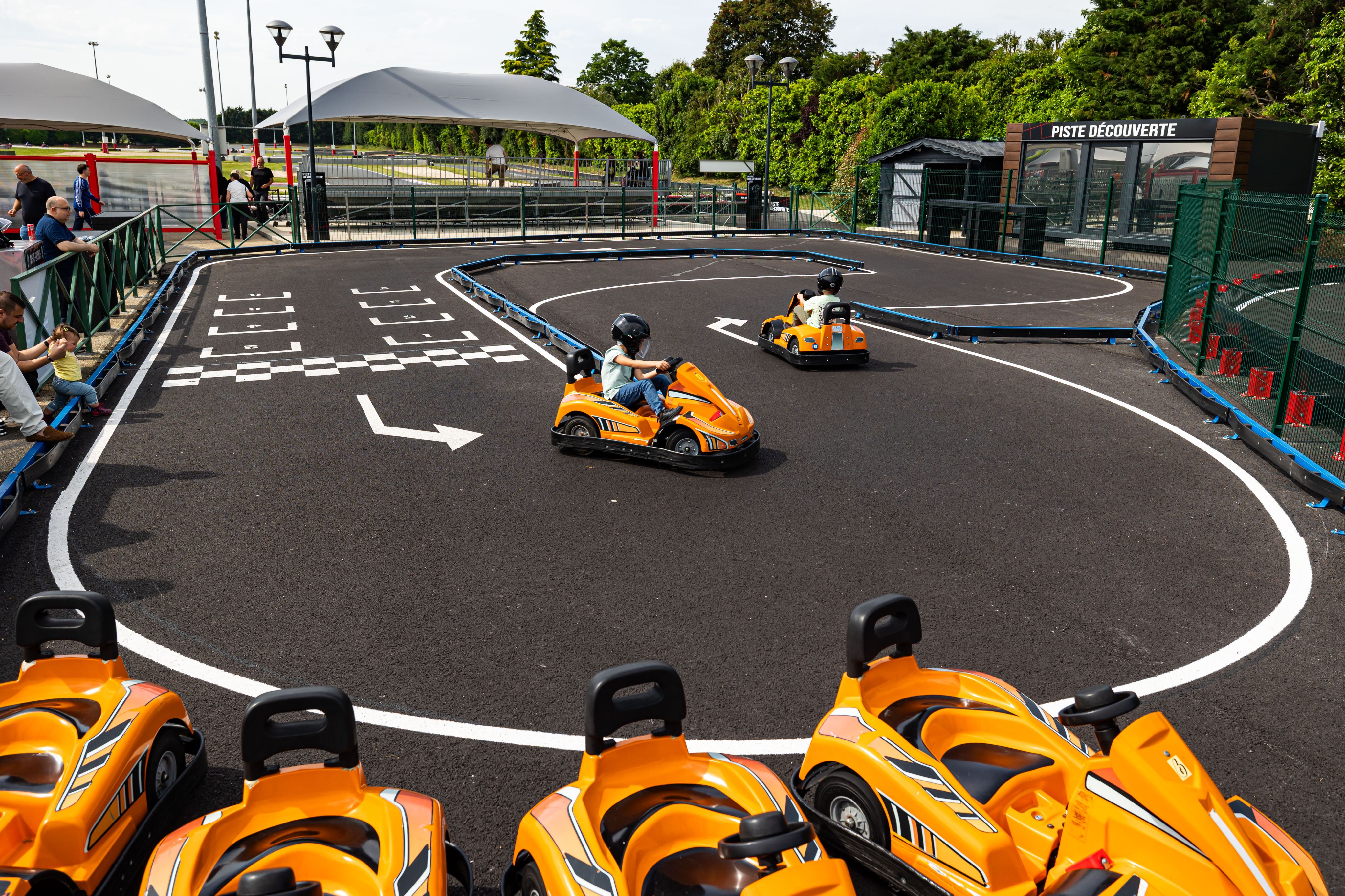 Piste découverte karting enfants, karts orange