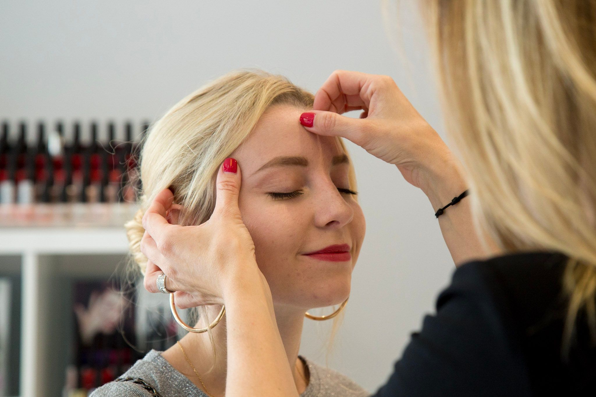 Soin du visage en institut, vernis rouge