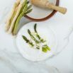 Asperges blanches et vertes sur marbre clair